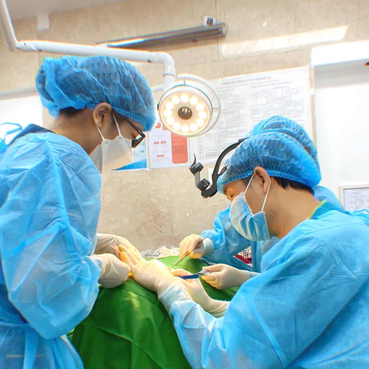 Bác sĩ thực hiện phẫu thuật chỉnh sửa mũi