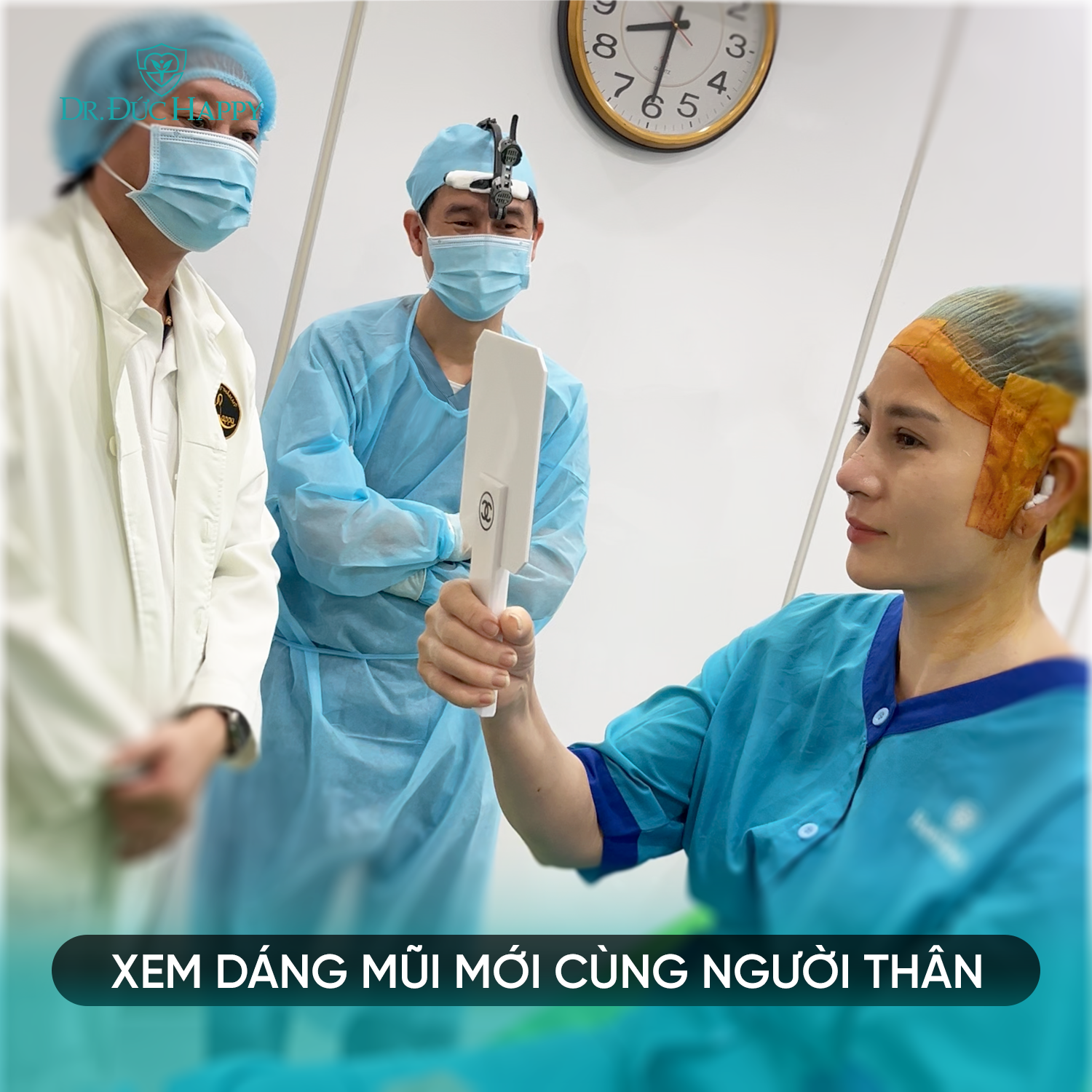 cùng người thân và bác sĩ xem dáng mũi mới để đảm bảo độ hài lòng