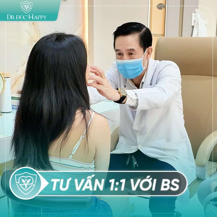 Bác sĩ Ngô Trọng Đức tư vấn tại phòng khám Dr. Đức Happy TPHCM