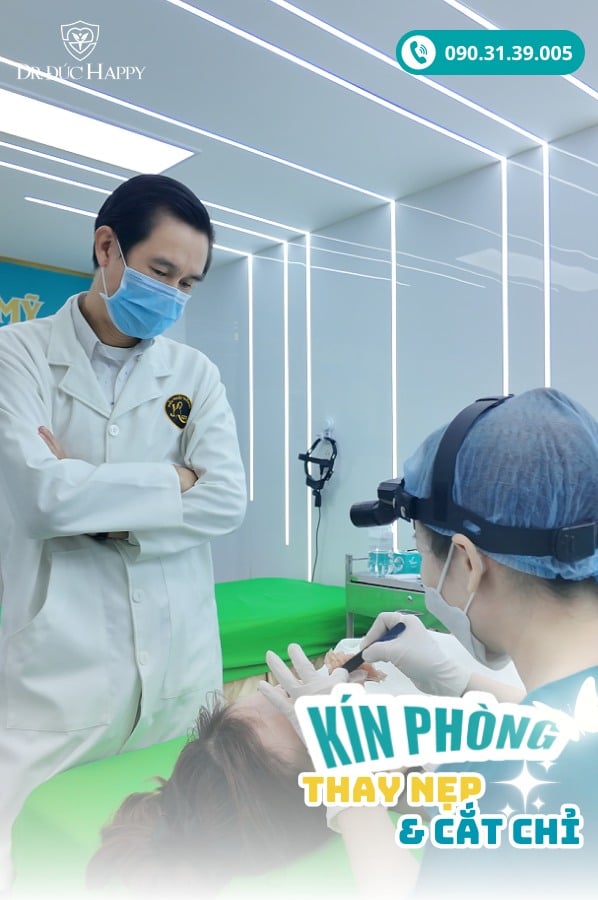 BS. Ngô Trọng Đức trực tiếp thực hiện phẫu thuật sửa mũi